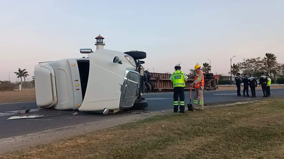  Los grandes rollos de acero eran transportados aparentemente al puerto de Altamira.